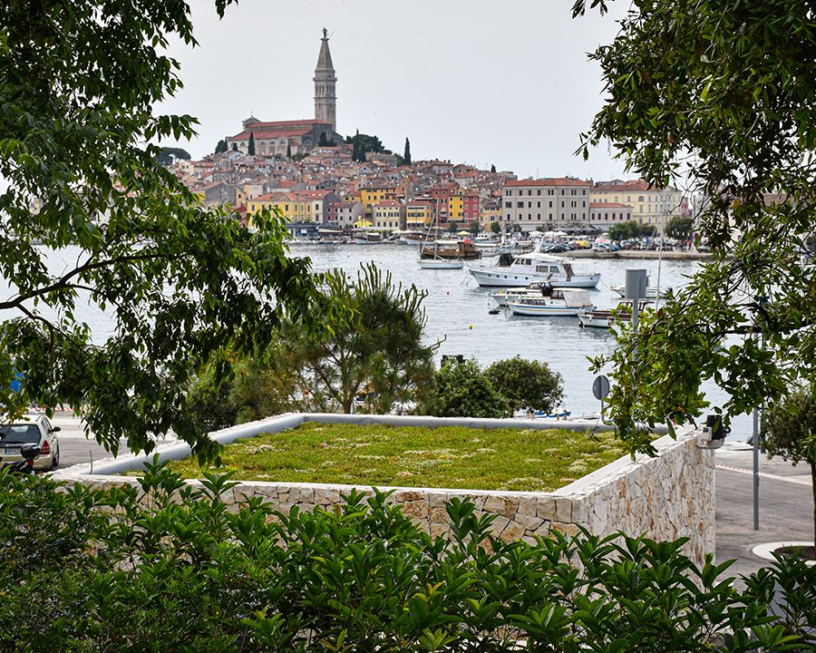 Realizácia zelenej strechy v chorvátskom meste Rovinj.