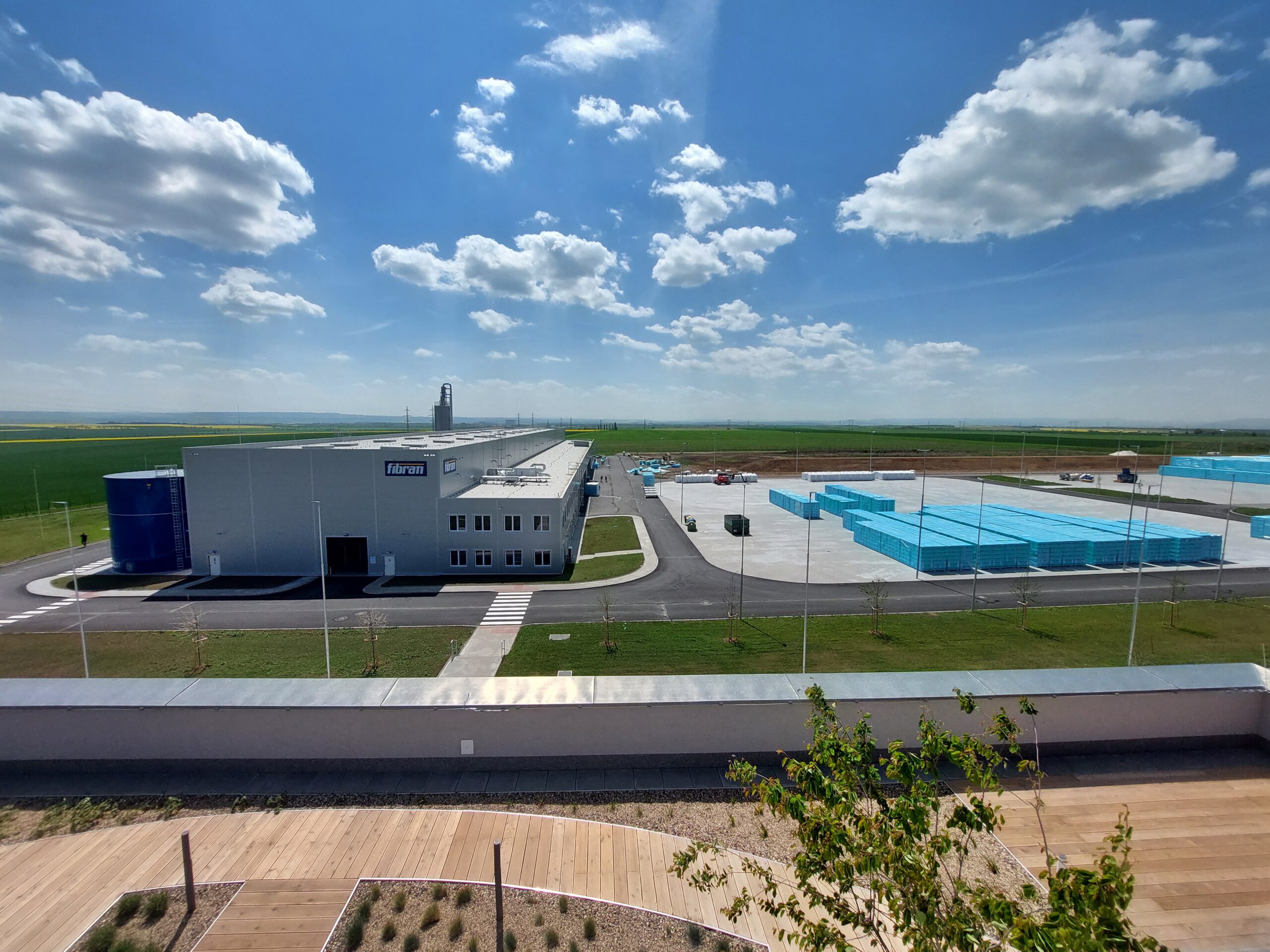 Letecký záber na továreň Fibran, kde sa vyrába tepelná izolácia XPS.